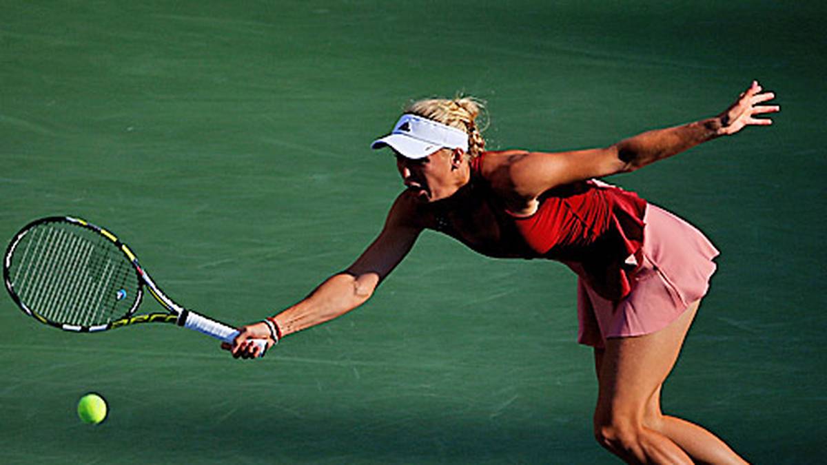 Sie versucht, ihre Laufstärke auszuspielen, bringt im ersten Satz aber nur einmal ihren Aufschlag durch