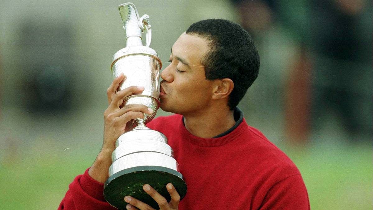 Tiger Woods holt 2000 zum ersten Mal die Trophäe bei den British Open. Mit einer 269 liegt er am Schluss stolze acht Schläge vor Ernie Els und Thomas Björn. Für den Sieg bekommt er sogar 150.000 Pfund mehr als Vorjahressieger Lawrie