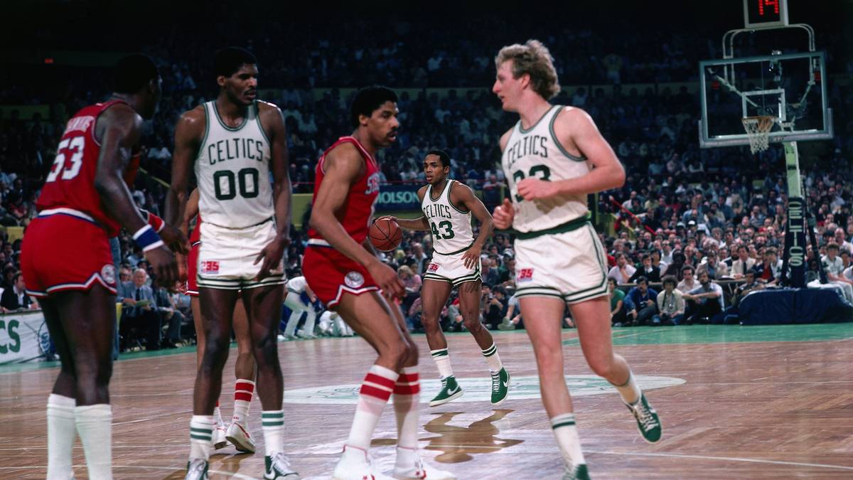 Schon länger nichts mehr von den Celtics gehört, nicht wahr? 1981 melden sich die Kelten aber wieder zur Stelle – und erneut lautet das Duell Boston gegen Philadelphia. Doch diesmal haben die Celtics im Ostfinale das Heimrecht…