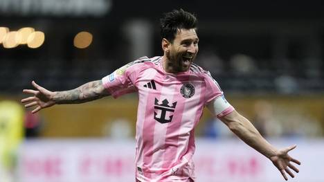 Per Freistoß erzielte Lionel Messi den 2:1-Siegtreffer über Porto. Mitspieler Sergio Busquets und Trainer Javier Mascherano waren von der Meisterleistung des Argentiniers erneut erstaunt.