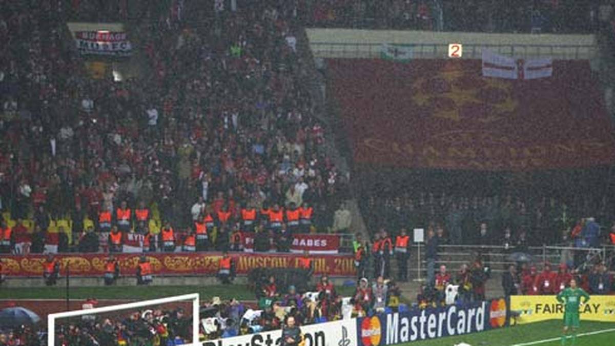 Das Spiel wird erst im Elfmeterschießen entschieden. Giggs lässt Petr Cech bei seinem Versuch keine Chance