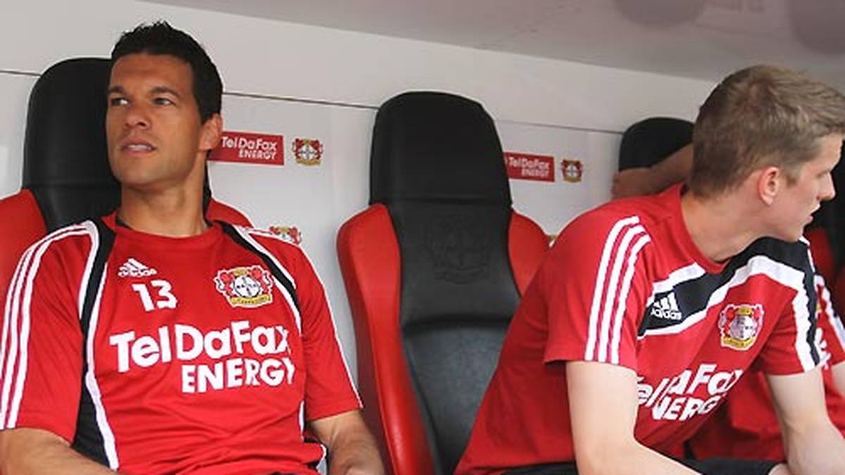 Erst in der Rückrunde ist Ballack wieder da, wird vom damaligen Bayer-Coach Jupp Heynckes aber immer wieder auf die Bank gesetzt. Schon da deutet sich an, dass Bundestrainer Löw nur noch wenig Interesse an einem Nationalmannschaftscomeback des immer noch offiziell als DFB-Kapitän firmierenden 34-Jährigen hat