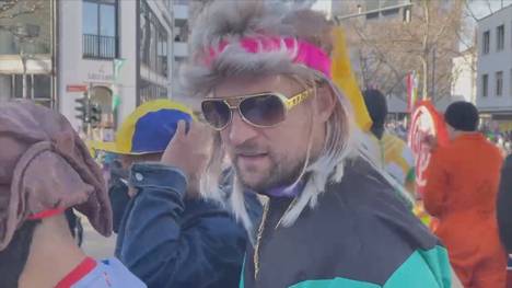 Nach dem Sieg der Mainzer gegen Leverkusen feiert die Mannschaft rund um Trainer Bo Svensson ausgelassen am Rosenmontag Karneval. 