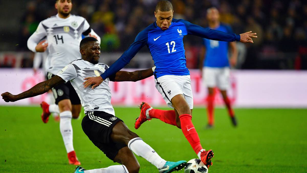 ANTONIO RÜDIGER (ab 46.): Der Wahl-Londoner übernahm nach der Pause den Posten von Hummels. Vergab knapp per Grätsche den Ausgleich (52.). In der Defensive gewohnt aggressiv im Zweikampf, ohne größere Fehler. SPORT1-Note: 3