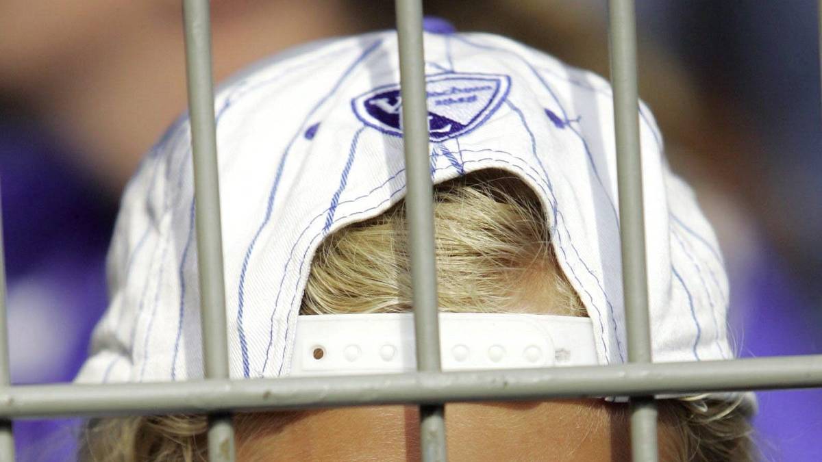 Durch seine Erfolge wird er in Bochum zur Kultfigur. Ein weiblicher Fan dekoriert sein Gesicht mit dem Neururer-Schnauzer