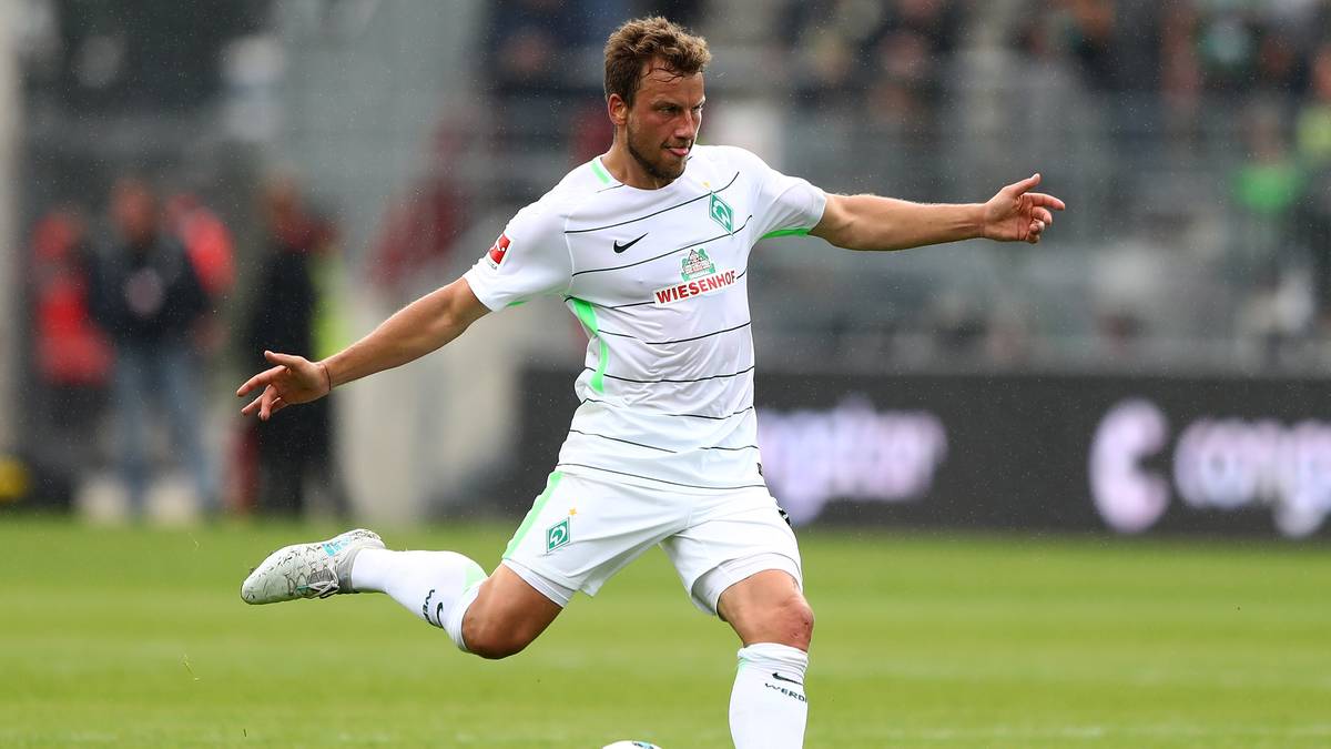 WERDER BREMEN: Mal hü, mal hott - die Bremer gaben in ihren Testspielen bislang ein äußerst wechselhaftes Bild ab. Im Doppel-Test gegen West Ham (1:0, 2:2) zeigte die Nouri-Truppe aber, dass sich die Formkurve langsam stabilisiert. "Das waren zwei gute Tests“, sagte der Cheftrainer, "wir wurden sehr gefordert, so war es beabsichtigt"