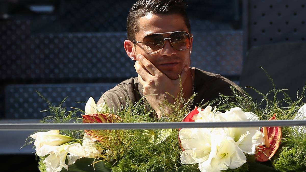 Sein Kontrahent aus Madrid kommt beim zehnmaligen Champions-League-Sieger dagegen auf ein Jahreseinkommen von rund 18 Millionen Euro. Sein Gesamtvermögen wird auf 210 Millionen Euro geschätzt