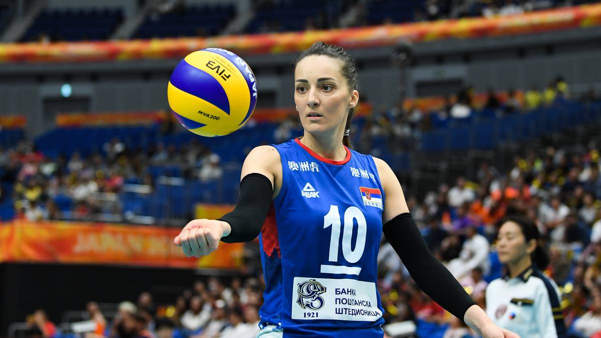 Berscheidt: "Die Mannschaft verfügt über eine Riesen-Erfahrung und ist nach den Titeln der vergangenen Jahre komplett zusammen geblieben. Der Kopf der Mannschaft ist Zuspielerin Maja Ognjenovic, die mit 35 Jahren und sieben gespielten Europameisterschaften genau weiß, was zu tun ist. Serbien ist Top-Favorit"