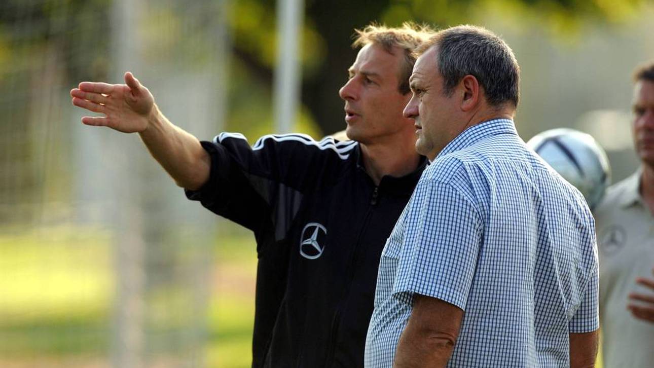 Harald Stenger (r.) im Zwiegespräch mit Bundestrainer Jürgen Klinsmann im Jahr 2004