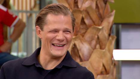 Max von der Groeben, Schauspieler und bekennender Fan des 1. FC Köln, verteilt im FIROCKX Doppelpass eine kleine Spitze gegen Bayer Leverkusen.