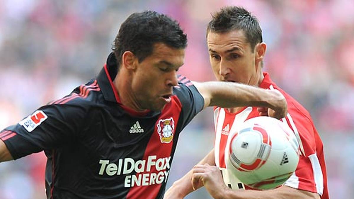 Ballack (l.) sichert mit der Werkself zwar vor seinem Ex-Klub FC Bayern den zweiten Platz, die DFB-Karriere ist trotzdem vorbei. 42 Tore erzielte der Vize-Welt- und Vize-Europameister in 98 Spielen für Deutschland