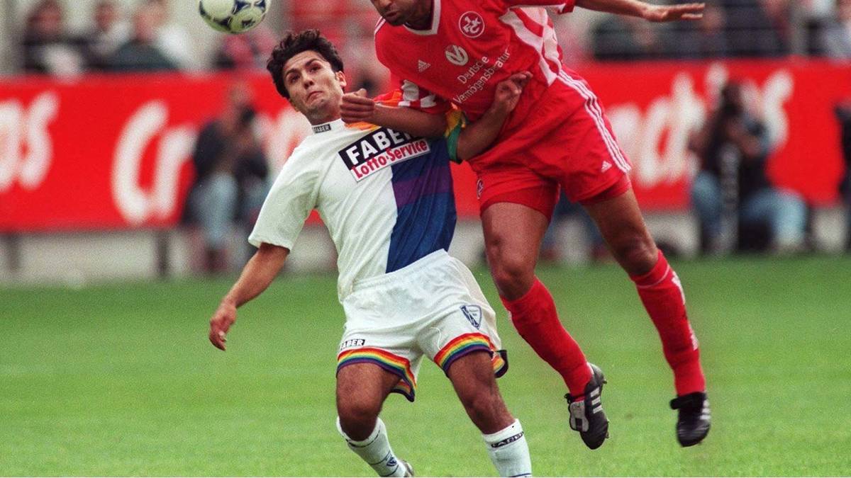 Durch den Wechsel stehen vier Nicht-Europäer für die Lauterer auf dem Feld, erlaubt sind aber nur drei. Nachdem "König Otto" vom Vizepräsidenten auf den Fauxpas aufmerksam gemacht wird, ruft er den Ägypter Hany Ramzy zu sich und erklärt, weshalb er ihn gleich auswechseln müsse