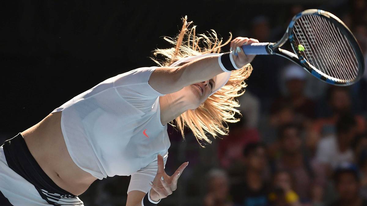 Im Fokus steht dabei erneut das bauchfreie Mini-Outfit der Kanadierin