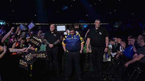 Luke Littler wird auch in Rotterdam mit Pfiffen begrüßt und die Fans lassen es der Nummer 1 der Welt lautstark spüren.