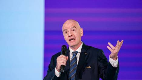 Der ehemalige UEFA-Generalsekretär Lars Christer Olsson meint, Gianni Infantino ist mit den Plänen für eine Privatisierung der WM einen Schritt zu weit gegangen. Für seinen "lächerlichen" Vorschlag erntet Infantino von Olsson große Kritik.