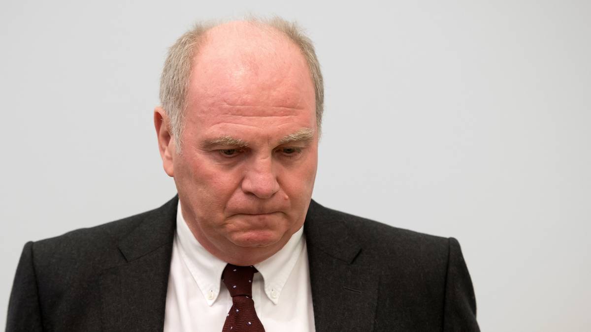 Dann platzt die nächste Bombe: Statt um den bisher bekannten Millionenbetrag dreht es sich nun um eine deutlich höhere Summe. Insgesamt habe Hoeneß 18,5 Millionen Euro hinterzogen, erklärt sein Verteidiger Hanns Feigen