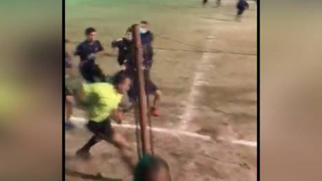Bei einem Amateurfußballturnier in Argentinien ereigneten sich schreckliche Szenen. Nach einem verschossenen Elfmeter kommt es zu einer Hetzjagd gegen den Schiedsrichter.