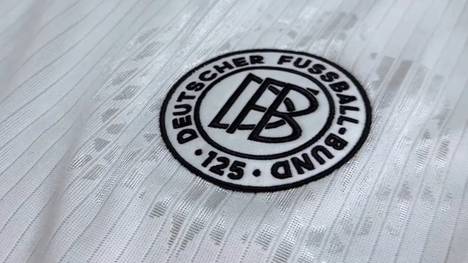 Der DFB feiert in diesem Jahr sein 125-jähriges Bestehen. Aus diesem Grund könnte die deutsche Nationalmannschaft bald in einem speziellen Retro-Shirt auflaufen.