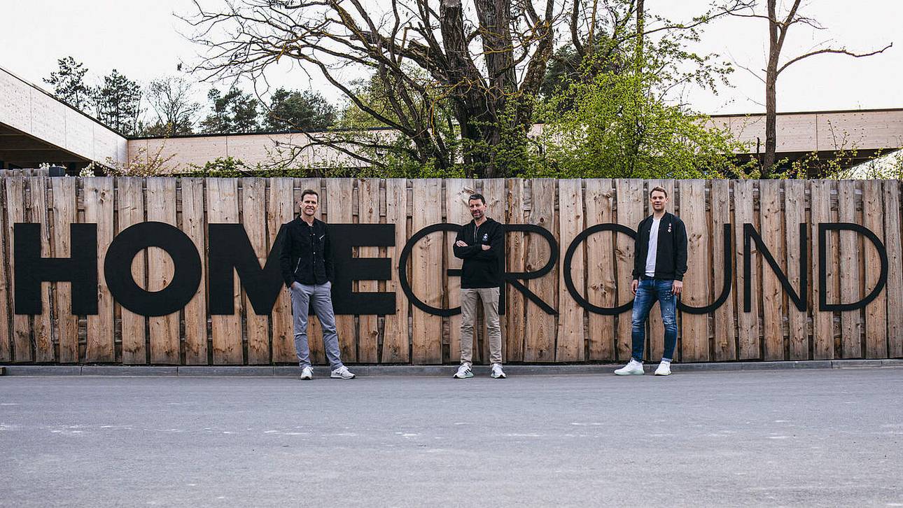 Oliver Bierhoff mit Adidas-Chef Kasper Rorsted und Kapitän Manuel Neuer