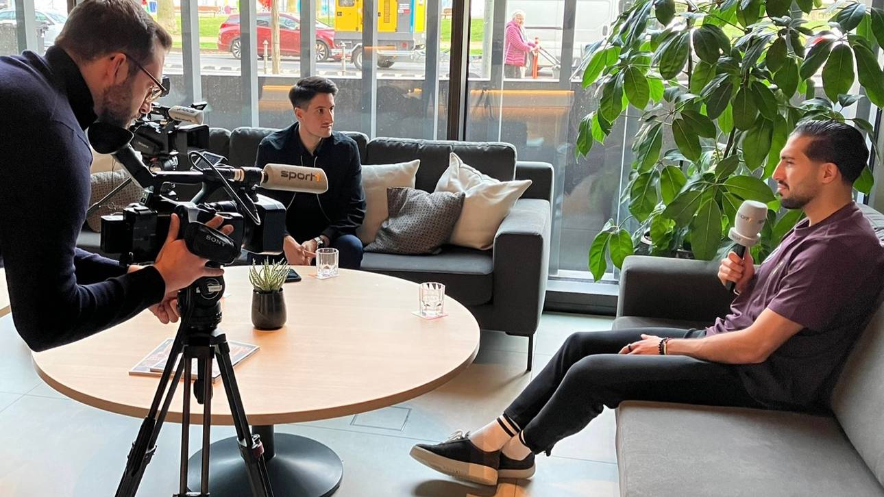 Emre Can mit den SPORT1-Chefreportern Patrick Berger (l.) und Kerry Hau