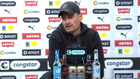 Der FC St. Pauli steigt aus der Bundesliga ab. Alexander Blessin zeigt sich auf der anschließenden Pressekonferenz arg niedergeschlagen. 