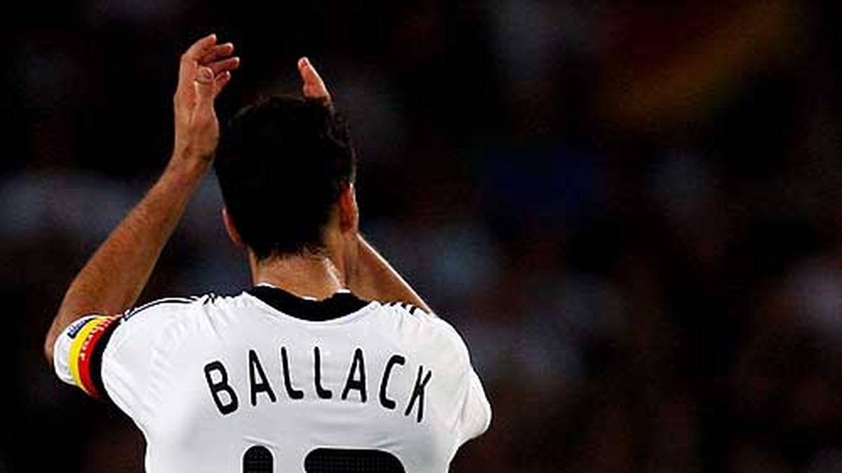 Im Juni 2011 läuft Ballacks Zeit in der deutschen Nationalmannschaft ab. Die prägende Figur der vergangenen zehn Jahre im DFB-Team muss sich dem Ansturm der Jugend beugen