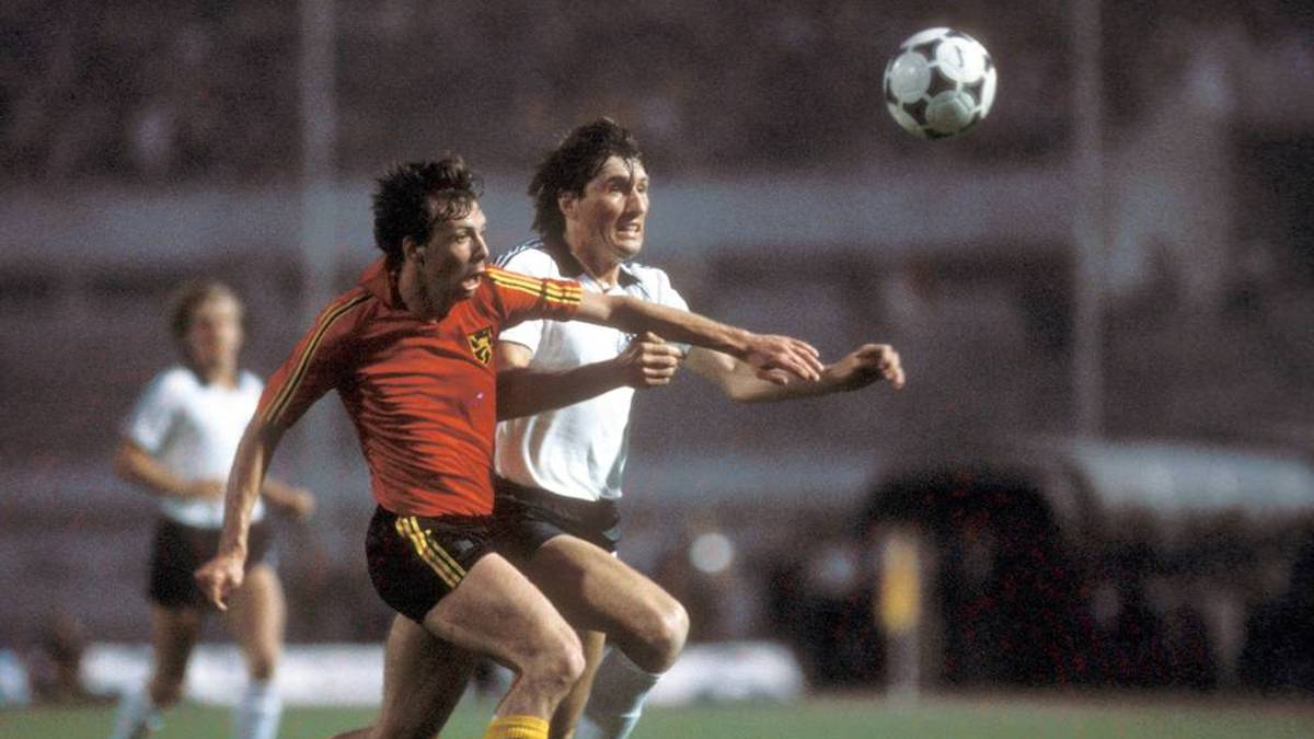 Der "Tango River Plate" war der offizielle Spielball der EM 1980 in Italien. Das Spielgerät wurde erstmals bei der WM 1978 in Argentinien als "Tango Durlast" eingesetzt. Der Ball wurde aus echtem Leder mit einer glänzenden, wasserdichten Kunststoffbeschichtung hergestellt.