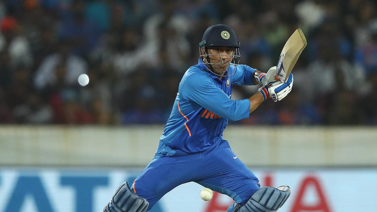 MS DHONI - 28 MILLIONEN DOLLAR: Der 37-Jährige ist ein indischer Cricket-Spieler und in seiner Heimat ein absoluter Superstar. Seit 2004 läuft er für die Nationalmannschaft auf, neun Jahre lang sogar als Kapitän. Dhoni hat 20 persönliche Sponsoren, damit liegt er in seiner Sportart hinter Shakrukh Khan (21) weltweit auf dem zweiten Platz