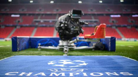 Innenansicht der Puskas Arena in Budapest mit dem Logo der UEFA Champions League