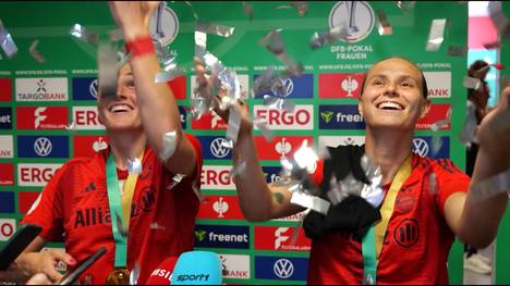 Es ist die erfolgreichste Saison in der Geschichte der Frauen des FC Bayern. Durch den DFB-Pokal-Triumph ist das Double sicher. Zur Feier des Tages lassen Klara Bühl und Sydney Lohmann Konfetti fliegen.