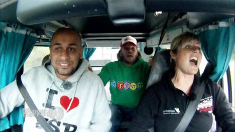 Die PS Profis Jean Pierre und Sidney helfen dieses Mal der Königin der Nordschleife Sabine Schmitz. JP und Sid suchen für Sabine einen coolen Campingbus. Das Budget: 9000 Euro. Eine interessante Mission für die Dortmunder Jungs. Bei diesem Budget können sie sowohl traditionelle Wohnmobile als auch gut ausgestattete Ami-Vans unter die Lupe nehmen. Sabine hat den Jungs übrigens versprochen, mit ihnen und ihrem neuen Gefährt einen rasanten Ritt auf der Nordschleife zu wagen.