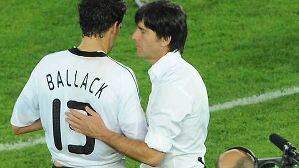 Bundestrainer Löw (r.) findet warme Worte, aber keinen Platz mehr für Ballack. Dessen Karriere auf internationalem Parkett bleibt unvollendet - oft scheiterte "der ewige Zweite" nur ganz knapp vor dem großen Ziel