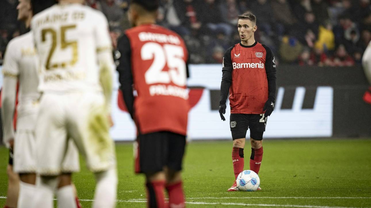 Leverkusen feiert Matchwinner Grimaldo