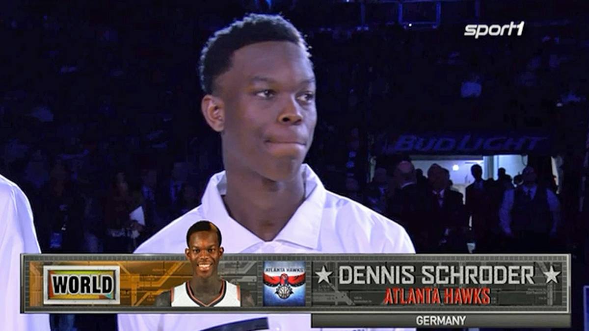 Bevor es aber mit dem Spektakel losgeht, gibts eine peinliche Panne: Dennis Schröder wird als "originally from Greece" vorgestellt. Der Deutsche nickt den Fehler des Hallensprechers ratlos weg