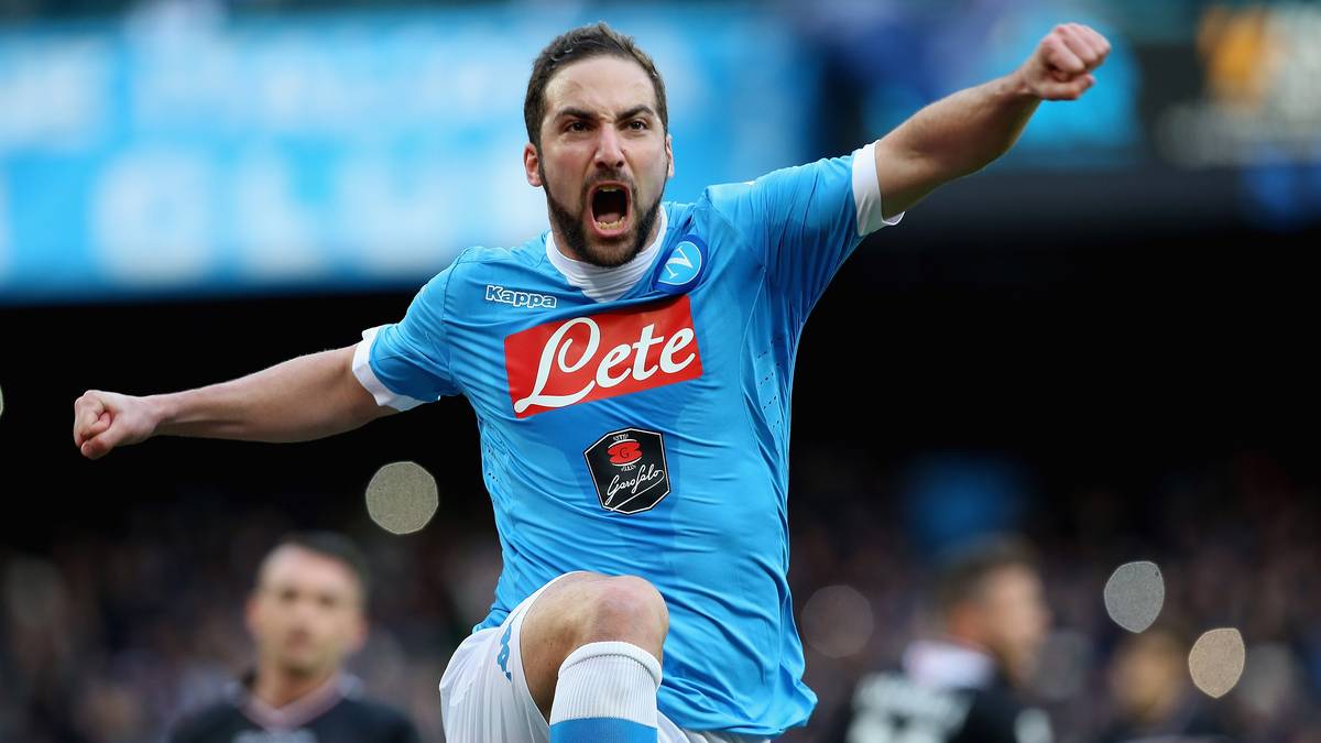 PLATZ 1: Gonzalo Higuain pulverisiert diese Bestmarke nun, für 90 Millionen Euro geht der Stürmer vom SSC Neapel zu Juventus Turin. Woher das ganze Geld kommt? 