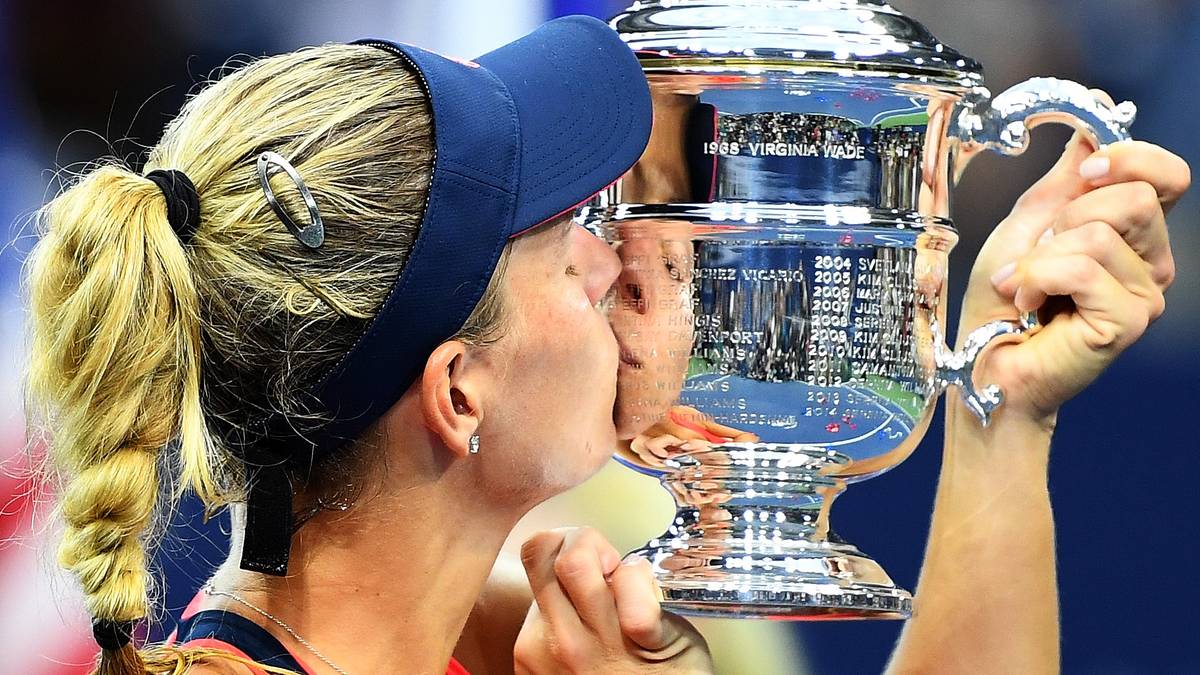 Kerber erhält ihren verdienten Lohn und drückt der Trophäe einen dicken Schmatzer auf
