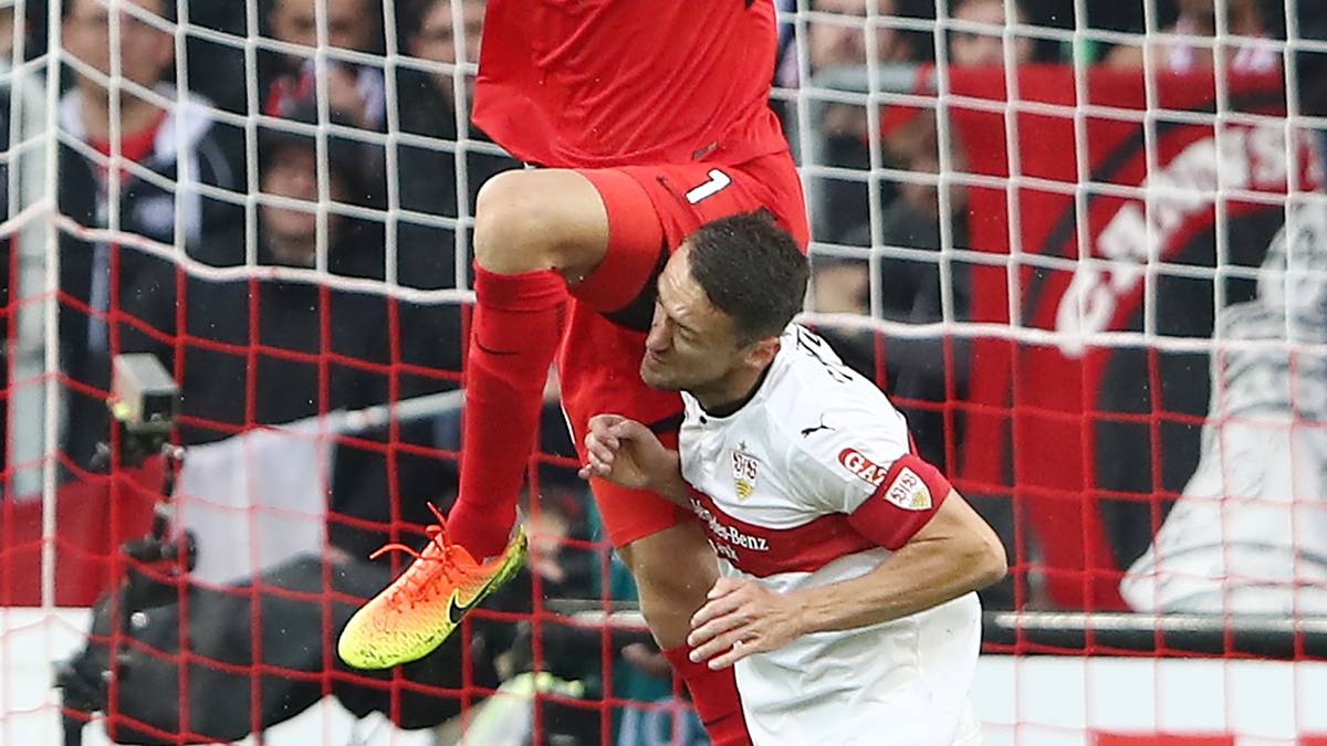 Fußballer Christian Gentner vom VfB Stuttgart erwischt es im September 2017 gegen den VfL Wolfsburg übel. Der gegnerische Keeper Koen Casteels rauscht in ihn hinein und trifft ihn mit dem Knie im Gesicht 
