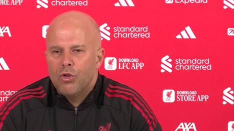 Liverpool-Trainer Arne Slot kritisiert es, englische Teams nach einer schlechten Champions-League-Woche infrage zu stellen. Er betont, dass einzelne Ergebnisse keine verlässliche Aussage über das Niveau der Premier League zulassen, und plädiert dafür, die Leistungen im größeren Kontext zu bewerten.