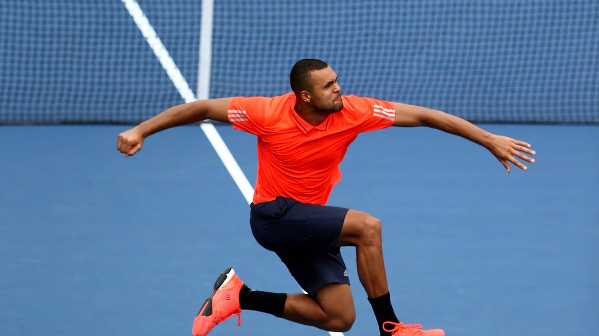 Auf dem Sprung ins Achtelfinale. Jo-Wilfried Tsonga zieht nach seinem Sieg über Sergiy Stakhovsky in die Runde der letzten 16 ein und hat anschließend noch Energie für einen Jubelsprung. Nun wartet Landsmann Paire auf Tsonga