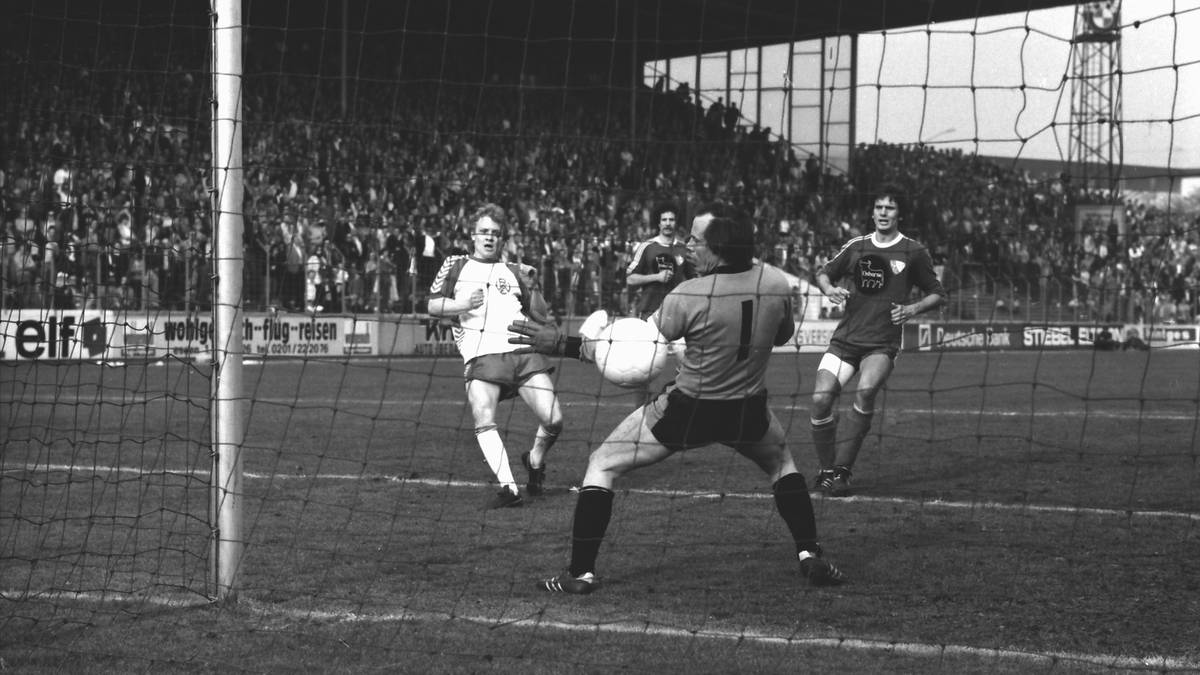 Von 1971 bis 1974 erzielt Burgsmüller in 101 Spielen 80 Treffer. Das entgeht auch den Bundesliga-Klubs nicht: Für zwei Spielzeiten geht es wieder zurück in die Heimat nach Essen
