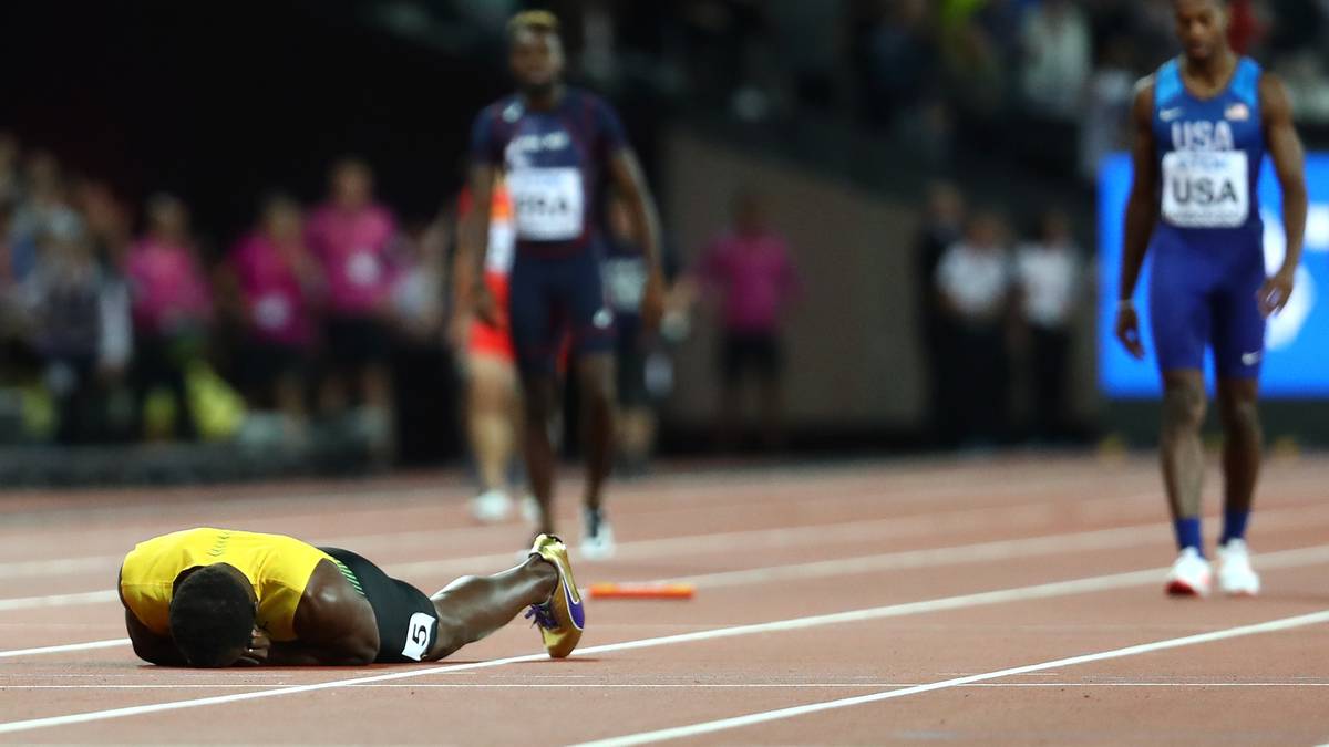 ...und kann nicht mehr weiterlaufen. Er bleibt auf der Bahn liegen und kommt nicht mehr ins Ziel. Alle Medaillenträume zum Abschied sind innerhalb von wenigen Sekunden vernichtet 