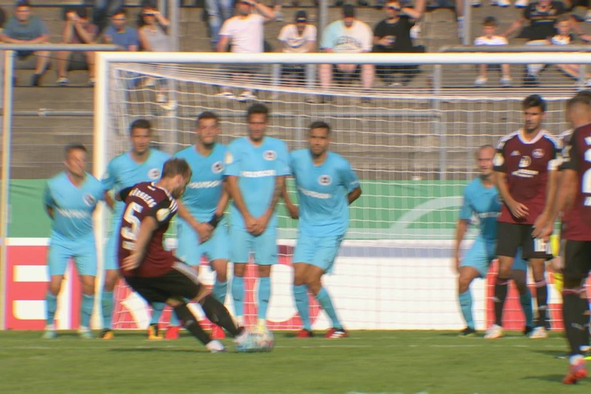 Der 1. FC Nürnberg tut sich lange gegen den Regionalligisten 1. FC Kaan-Marienborn schwer. Ein perfekter Freistoß von Johannes Geis bringt den Favoriten dann doch auf Kurs.