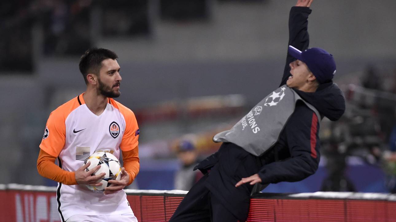 Zoff nach Schubser gegen Balljungen