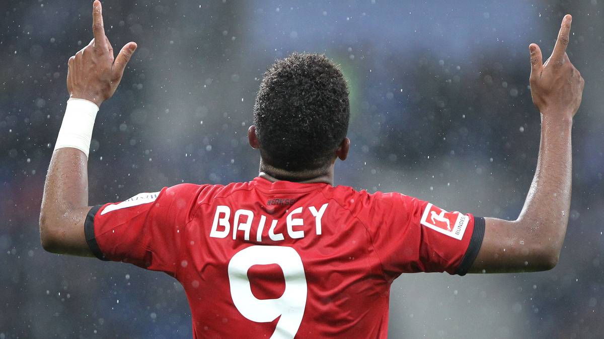 "Sie glauben gar nicht, wie ruhig ich hier stehe. Wir haben noch vier Jahre Vertrag mit Leon und deswegen sehen wir das sehr gelassen", sagte Bayer-Sportdirektor Rudi Völler am Sonntag bei "Sky": "Stand jetzt gibt es überhaupt keine Diskussion, dass wir ihn abgeben"