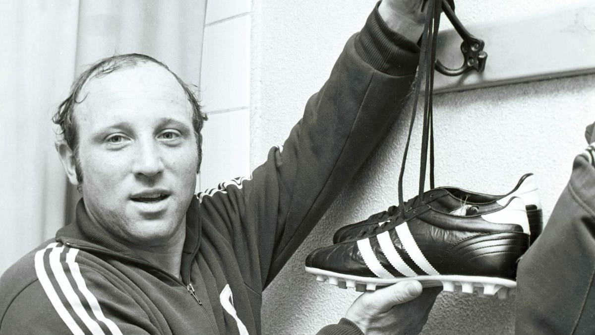 1972 reicht es dann aber doch: die Hamburger Legende hängt die Schuhe an den Nagel...