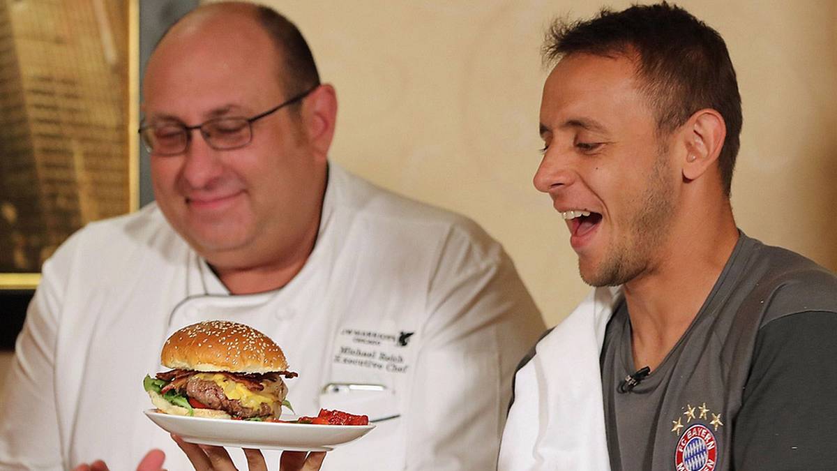 Rafinha ist begeistert und lässt sich eines der bekannesten Gerichte aus dem Land der unbegrenzten Möglichkeiten schmecken: Den Burger