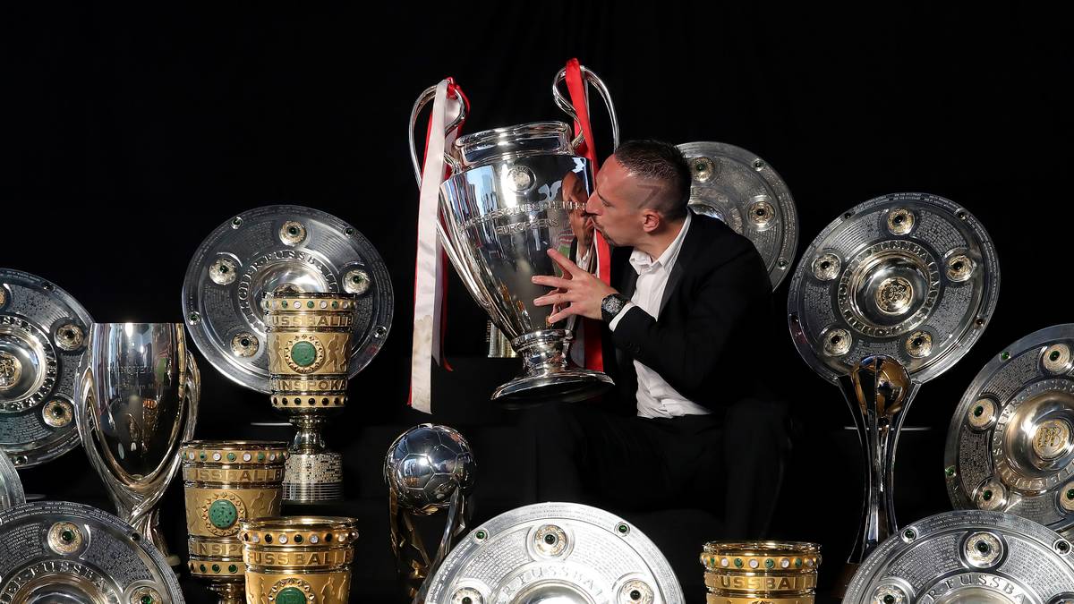 TUTTOSPORT: Große Euphorie über Ribéry-Transfer. "Hallo Fiorentina! Ein neues Kapitel beginnt für mich und meine Familie. Dankbar und glücklich, einen neuen Vertrag bei einem großen Klub in einer schönen Stadt zu unterschreiben. Ich freue mich auf die Zukunft mit meinen neuen Teamkollegen und fantastischen Fans und bin sehr zuversichtlich", schrieb der Ex-Bayern-Star auf Instagram.