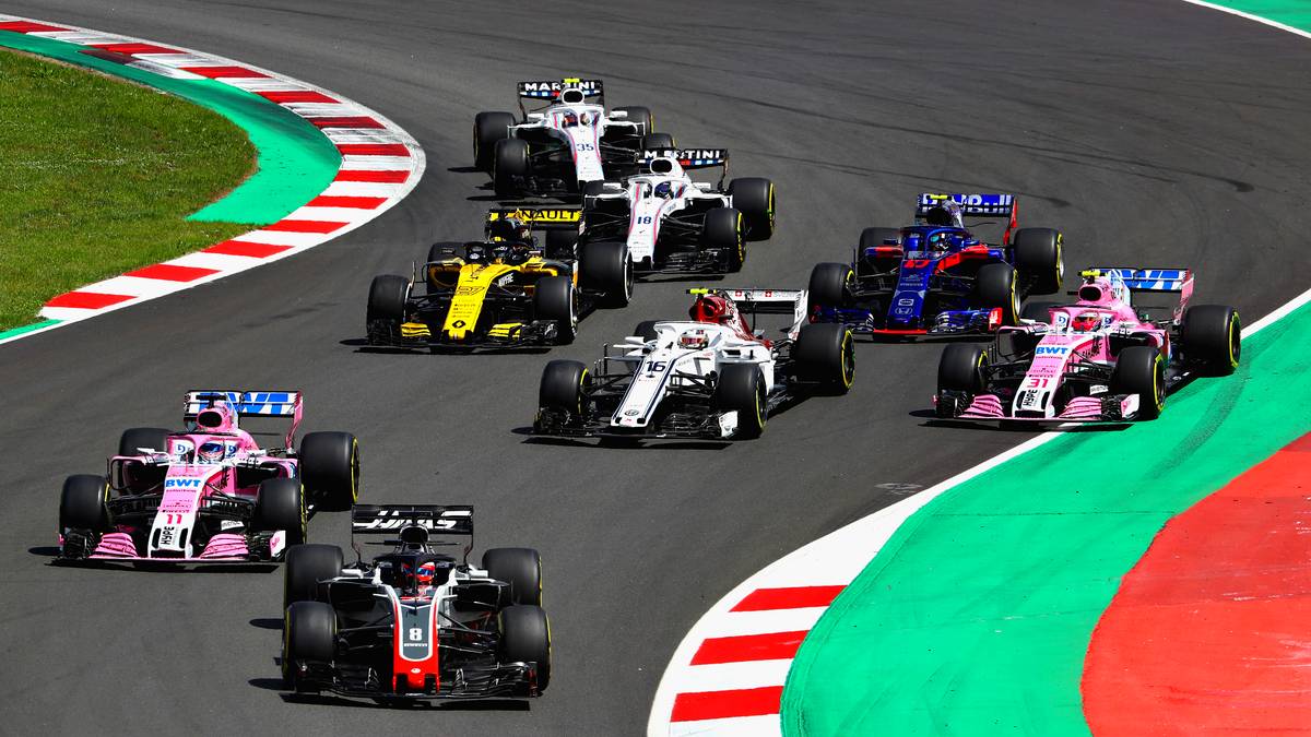 REGELÄNDERUNGEN: Ein großer Kritikpunkt an der Formel 1 in dieser Saison ist, dass es zu wenig Überholmanöver gibt. Dies liegt an der komplizierten Aerodynamik, wodurch das hinterherfahrende Auto für ein Überholmanöver signifikant schneller sein muss Dagegen will die FIA nun Abhilfe schaffen