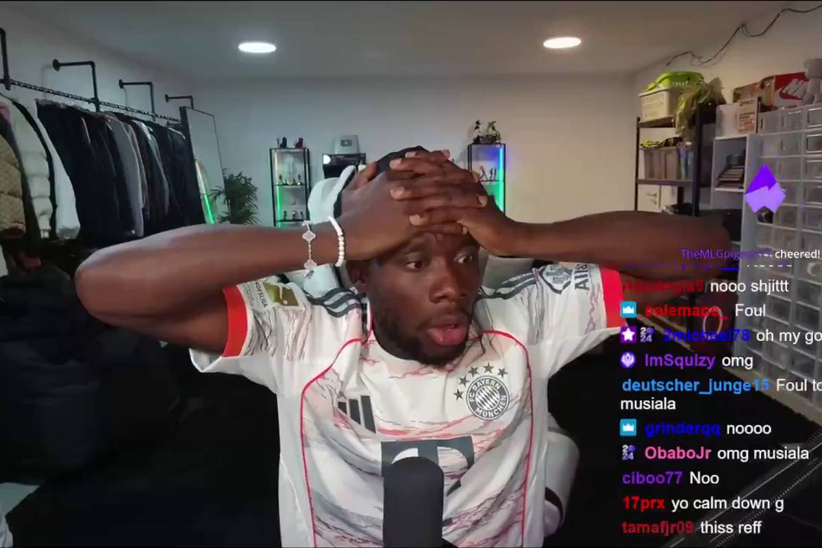 Bayern-Star Jamal Musiala verletzt sich nach einem Zweikampf mit PSG-Keeper Gianluigi Donnarumma übel am linken Bein. Sein Teamkollege Alphonso Davies reagiert fassungslos in seinem Livestream auf die Szene. 