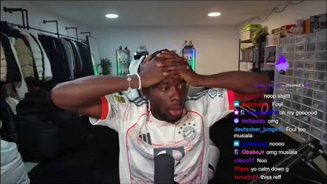 Bayern-Star Jamal Musiala verletzt sich nach einem Zweikampf mit PSG-Keeper Gianluigi Donnarumma übel am linken Bein. Sein Teamkollege Alphonso Davies reagiert fassungslos in seinem Livestream auf die Szene. 